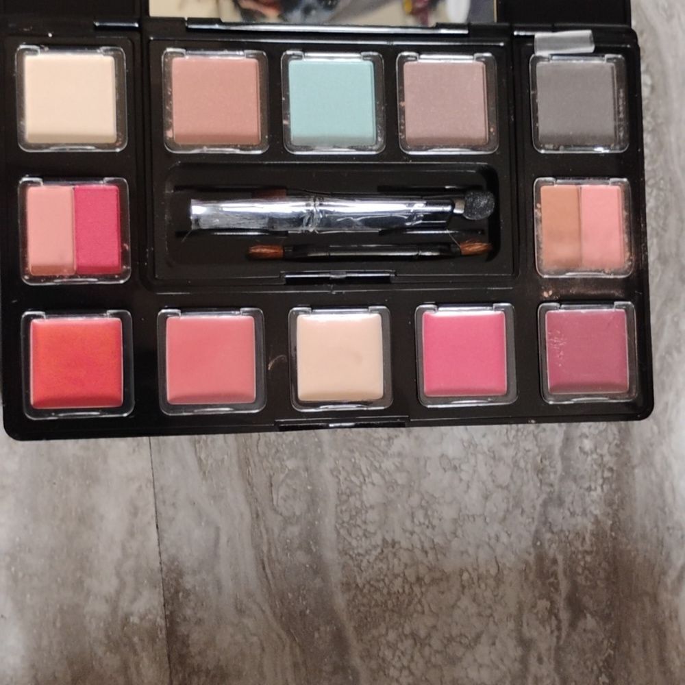 Makeover Essentials Personalized Custom Compact - image 4